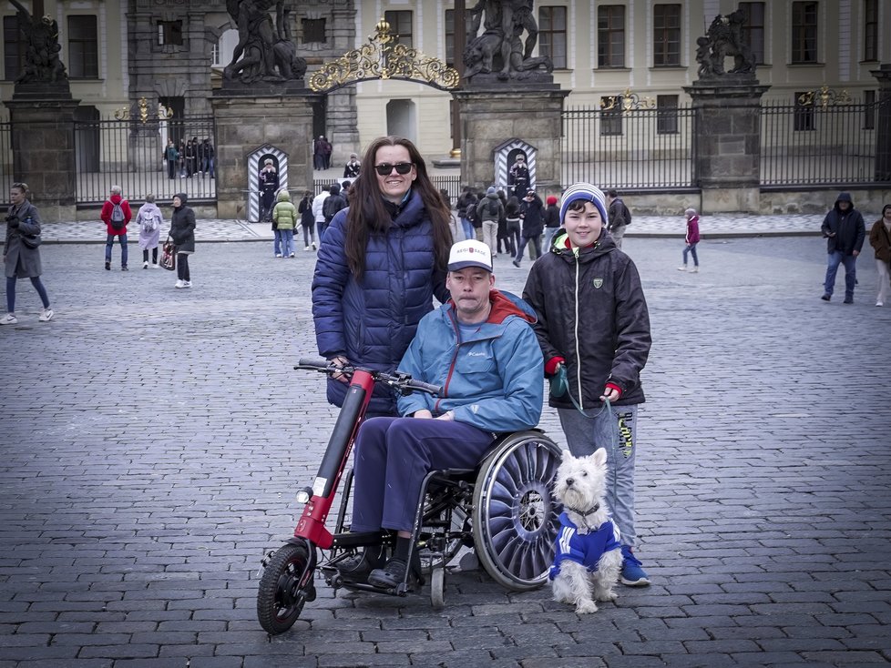 Pavel Michal byl hrdým příslušníkem Hradní stráže. Dokud jej zrádná Friedrichova ataxie neposadila na invalidní vozík. Ke své vojenské kariéře se ale doteď hrdě hlásí a s nemocí odvážně bojuje.