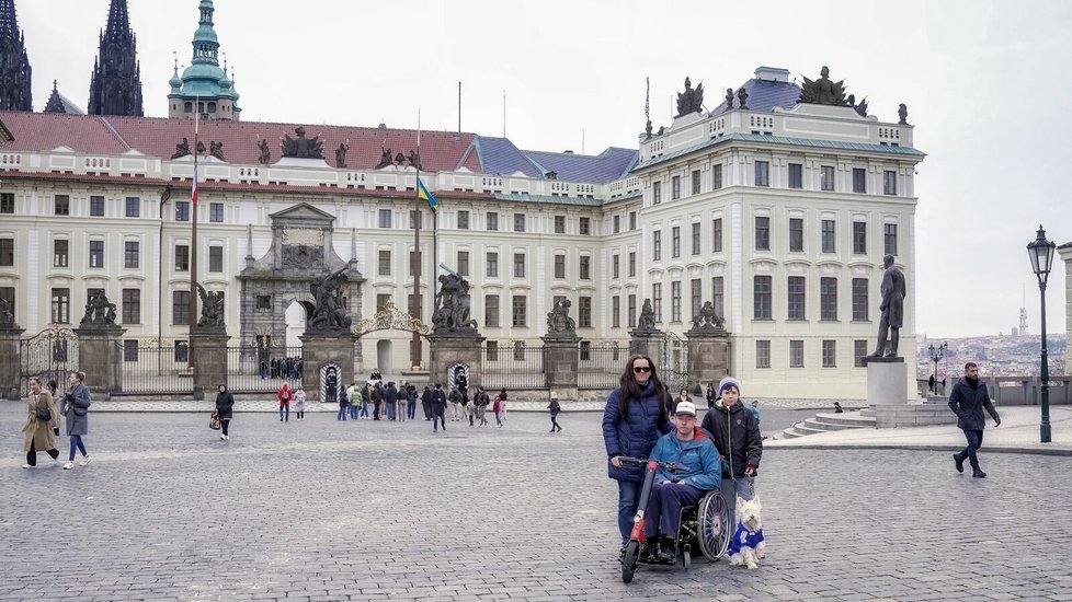 Pavel Michal byl hrdým příslušníkem Hradní stráže. Dokud jej zrádná Friedrichova ataxie neposadila na invalidní vozík. Ke své vojenské kariéře se ale doteď hrdě hlásí a s nemocí odvážně bojuje.