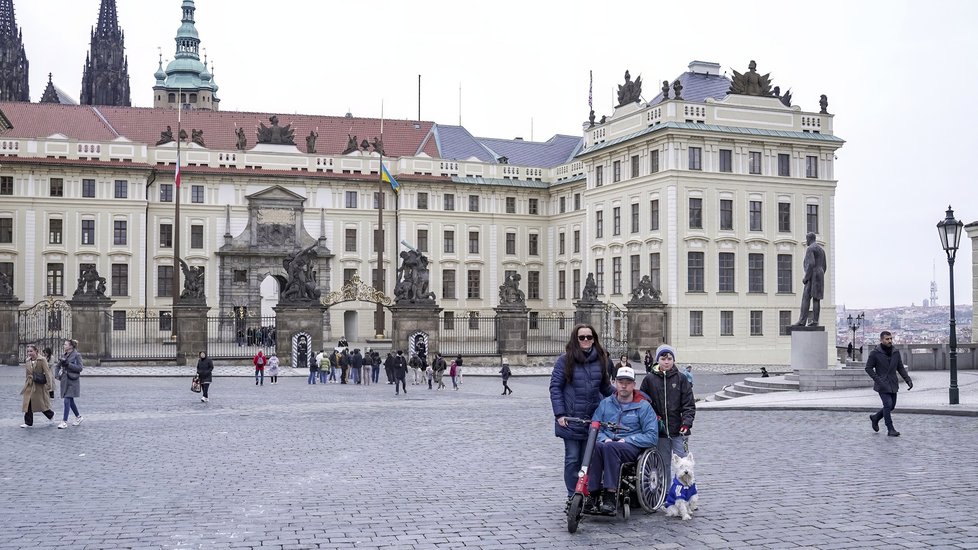 Pavel Michal byl hrdým příslušníkem Hradní stráže. Dokud jej zrádná Friedrichova ataxie neposadila na invalidní vozík. Ke své vojenské kariéře se ale doteď hrdě hlásí a s nemocí odvážně bojuje.