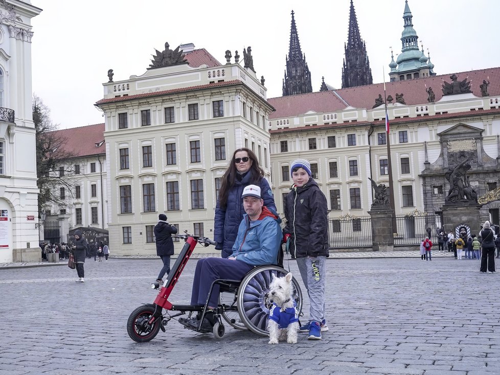 Pavel Michal byl hrdým příslušníkem Hradní stráže. Dokud jej zrádná Friedrichova ataxie neposadila na invalidní vozík. Ke své vojenské kariéře se ale doteď hrdě hlásí a s nemocí odvážně bojuje.