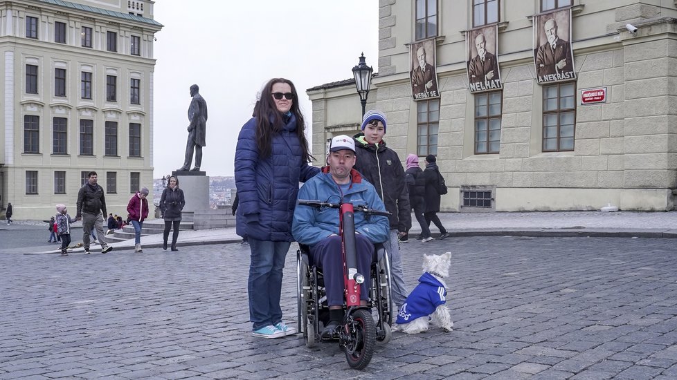 Pavel Michal byl hrdým příslušníkem Hradní stráže. Dokud jej zrádná Friedrichova ataxie neposadila na invalidní vozík. Ke své vojenské kariéře se ale doteď hrdě hlásí a s nemocí odvážně bojuje.