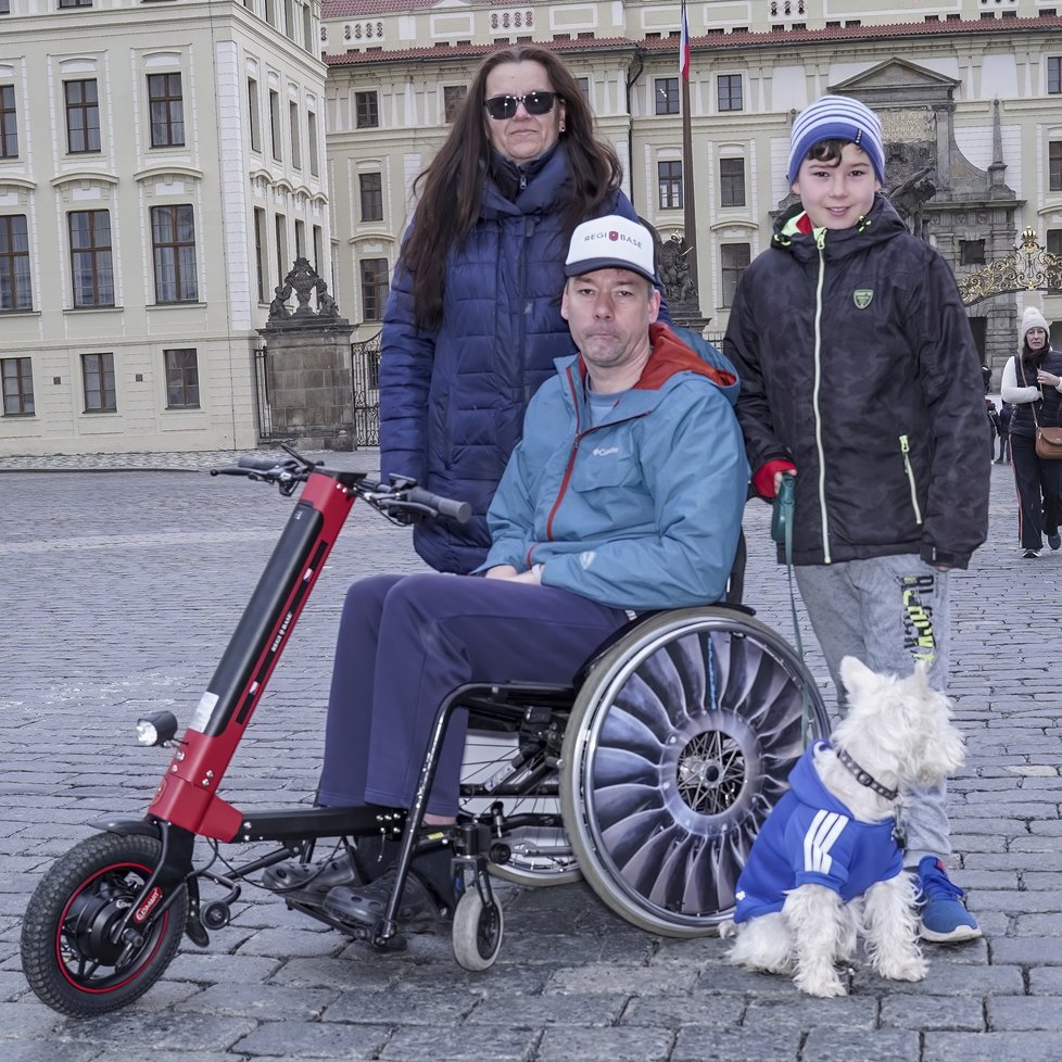 Pavel Michal byl hrdým příslušníkem Hradní stráže. Dokud jej zrádná Friedrichova ataxie neposadila na invalidní vozík. Ke své vojenské kariéře se ale doteď hrdě hlásí a s nemocí odvážně bojuje.