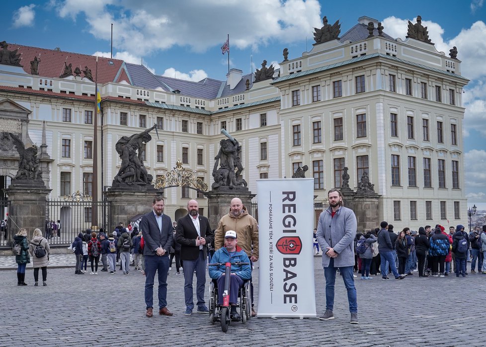 Pavel Michal byl hrdým příslušníkem Hradní stráže. Dokud jej zrádná Friedrichova ataxie neposadila na invalidní vozík. Ke své vojenské kariéře se ale doteď hrdě hlásí a s nemocí odvážně bojuje.