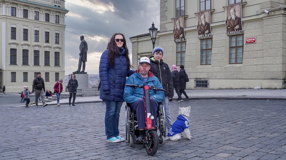 Pavel Michal byl hrdým příslušníkem Hradní stráže. Dokud jej zrádná Friedrichova ataxie neposadila na invalidní vozík. Ke své vojenské kariéře se ale doteď hrdě hlásí a s nemocí odvážně bojuje.