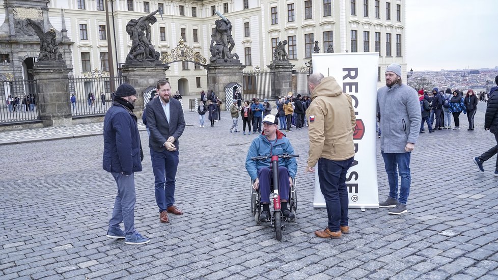 Pavel Michal byl hrdým příslušníkem Hradní stráže. Dokud jej zrádná Friedrichova ataxie neposadila na invalidní vozík. Ke své vojenské kariéře se ale doteď hrdě hlásí a s nemocí odvážně bojuje.