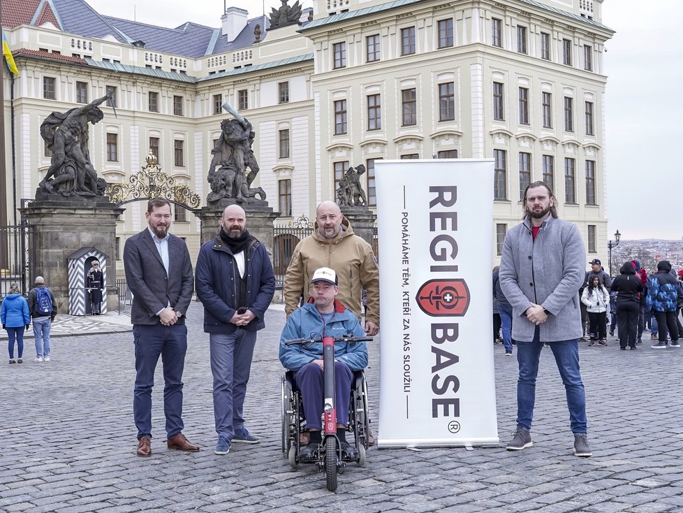 Pavel Michal byl hrdým příslušníkem Hradní stráže. Dokud jej zrádná Friedrichova ataxie neposadila na invalidní vozík. Ke své vojenské kariéře se ale doteď hrdě hlásí a s nemocí odvážně bojuje.