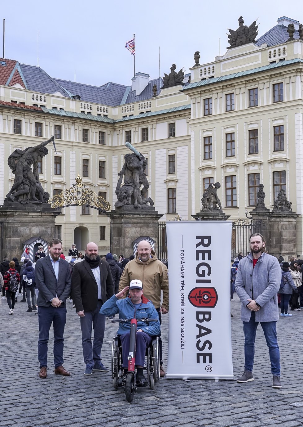 Pavel Michal byl hrdým příslušníkem Hradní stráže. Dokud jej zrádná Friedrichova ataxie neposadila na invalidní vozík. Ke své vojenské kariéře se ale doteď hrdě hlásí a s nemocí odvážně bojuje.