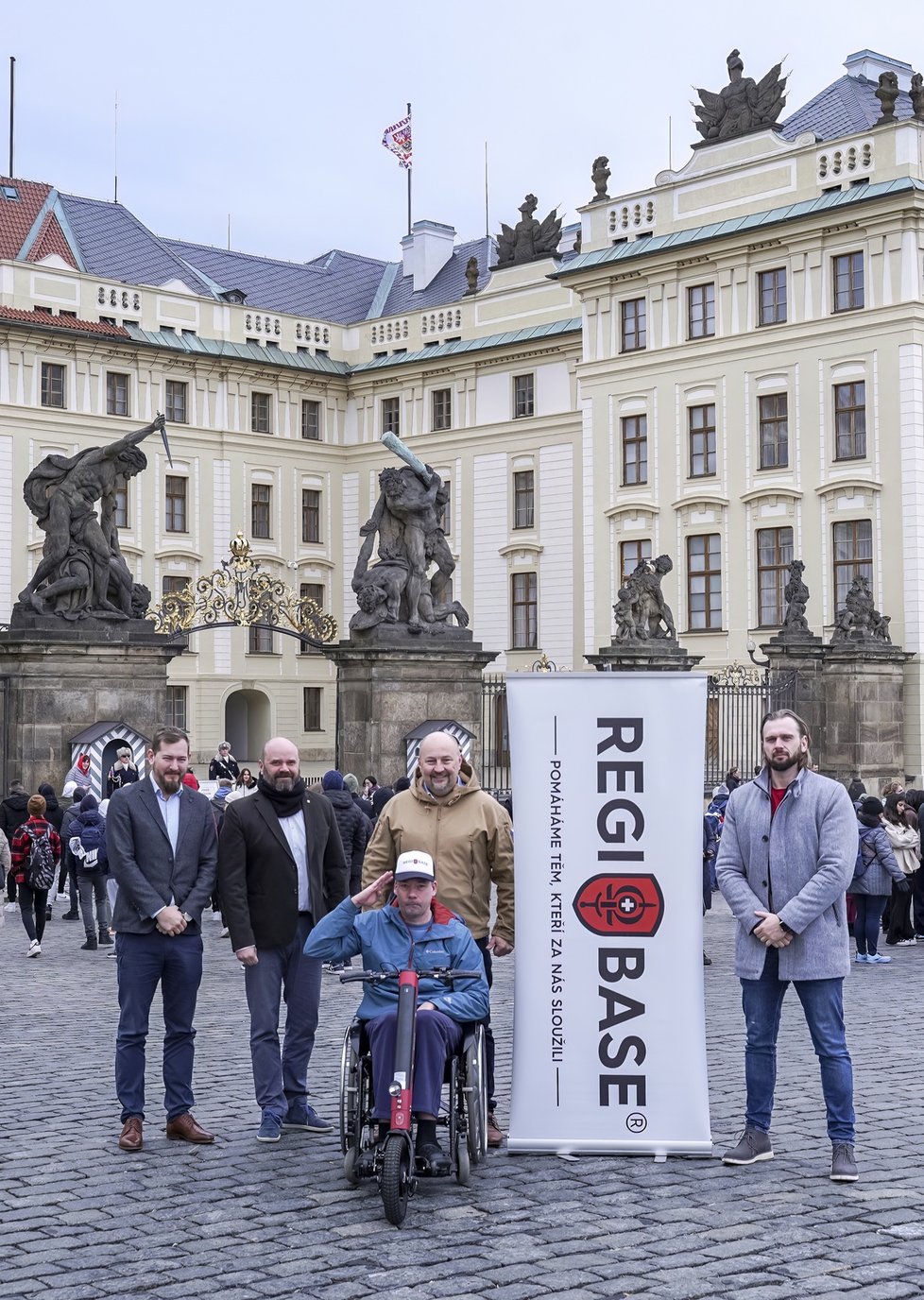 Pavel Michal byl hrdým příslušníkem Hradní stráže. Dokud jej zrádná Friedrichova ataxie neposadila na invalidní vozík. Ke své vojenské kariéře se ale doteď hrdě hlásí a s nemocí odvážně bojuje.