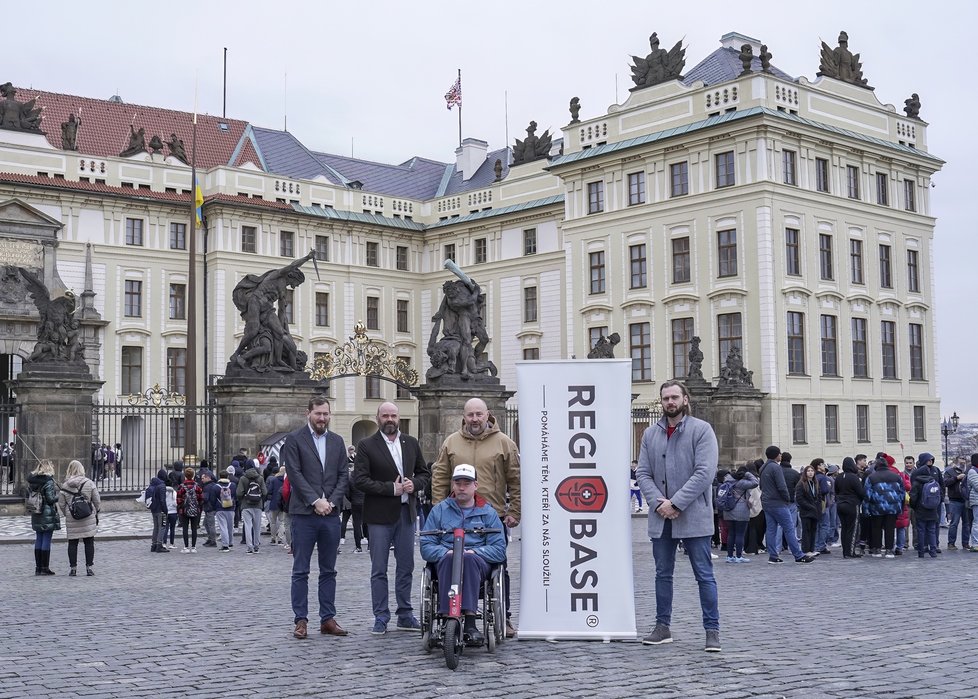 Pavel Michal byl hrdým příslušníkem Hradní stráže. Dokud jej zrádná Friedrichova ataxie neposadila na invalidní vozík. Ke své vojenské kariéře se ale doteď hrdě hlásí a s nemocí odvážně bojuje.