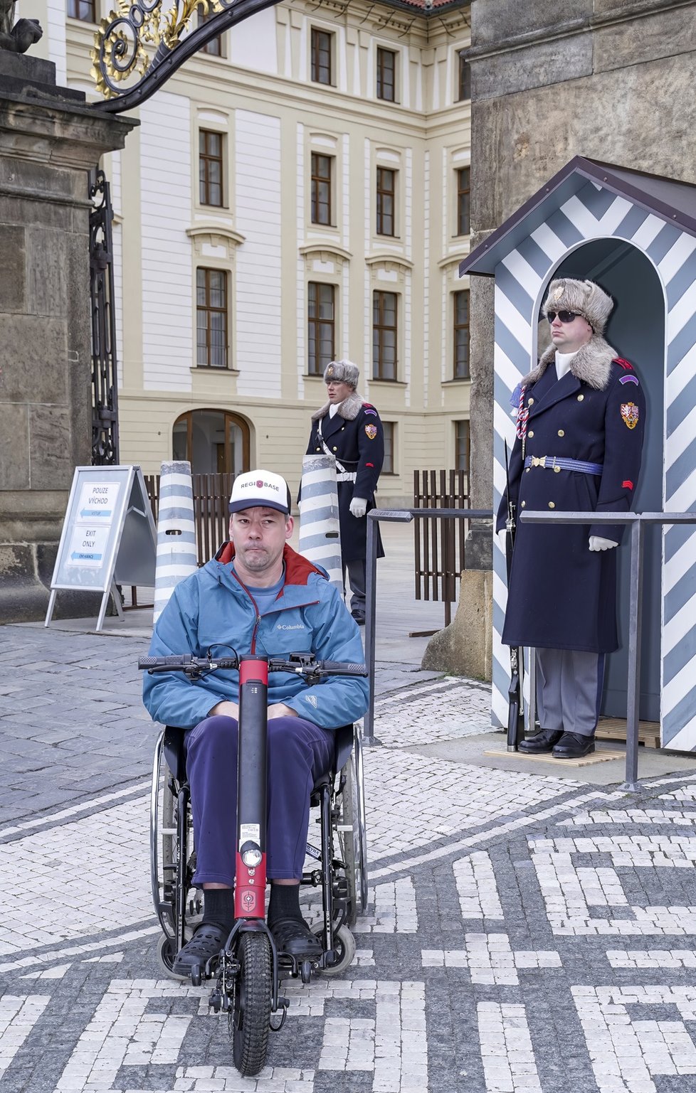 Pavel Michal byl hrdým příslušníkem Hradní stráže. Dokud jej zrádná Friedrichova ataxie neposadila na invalidní vozík. Ke své vojenské kariéře se ale doteď hrdě hlásí a s nemocí odvážně bojuje.