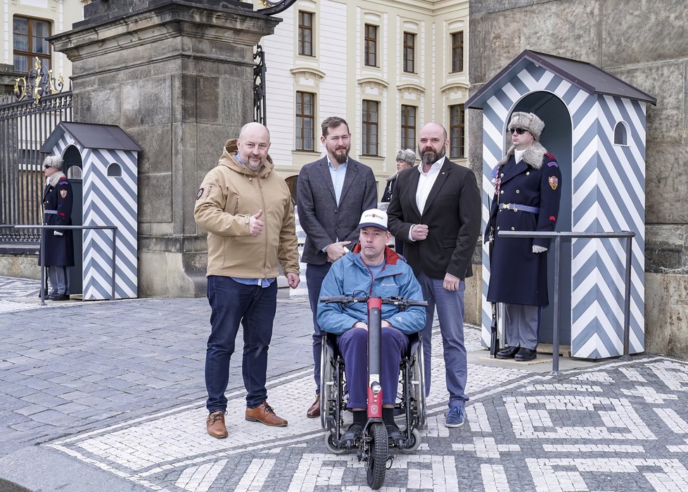 Pavel Michal byl hrdým příslušníkem Hradní stráže. Dokud jej zrádná Friedrichova ataxie neposadila na invalidní vozík. Ke své vojenské kariéře se ale doteď hrdě hlásí a s nemocí odvážně bojuje.