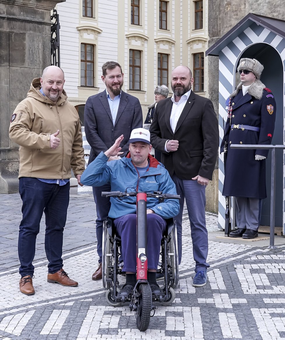 Pavel Michal byl hrdým příslušníkem Hradní stráže. Dokud jej zrádná Friedrichova ataxie neposadila na invalidní vozík. Ke své vojenské kariéře se ale doteď hrdě hlásí a s nemocí odvážně bojuje.