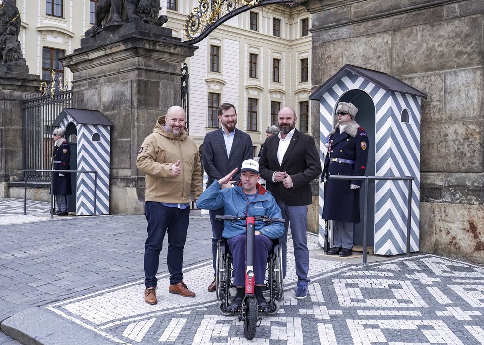 Pavel Michal byl hrdým příslušníkem Hradní stráže. Dokud jej zrádná Friedrichova ataxie neposadila na invalidní vozík. Ke své vojenské kariéře se ale doteď hrdě hlásí a s nemocí odvážně bojuje.