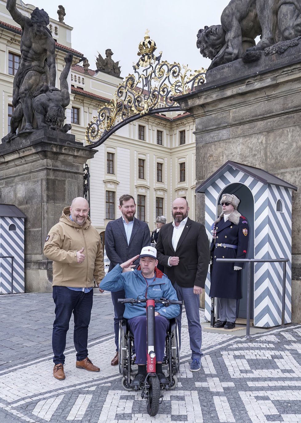 Pavel Michal byl hrdým příslušníkem Hradní stráže. Dokud jej zrádná Friedrichova ataxie neposadila na invalidní vozík. Ke své vojenské kariéře se ale doteď hrdě hlásí a s nemocí odvážně bojuje.