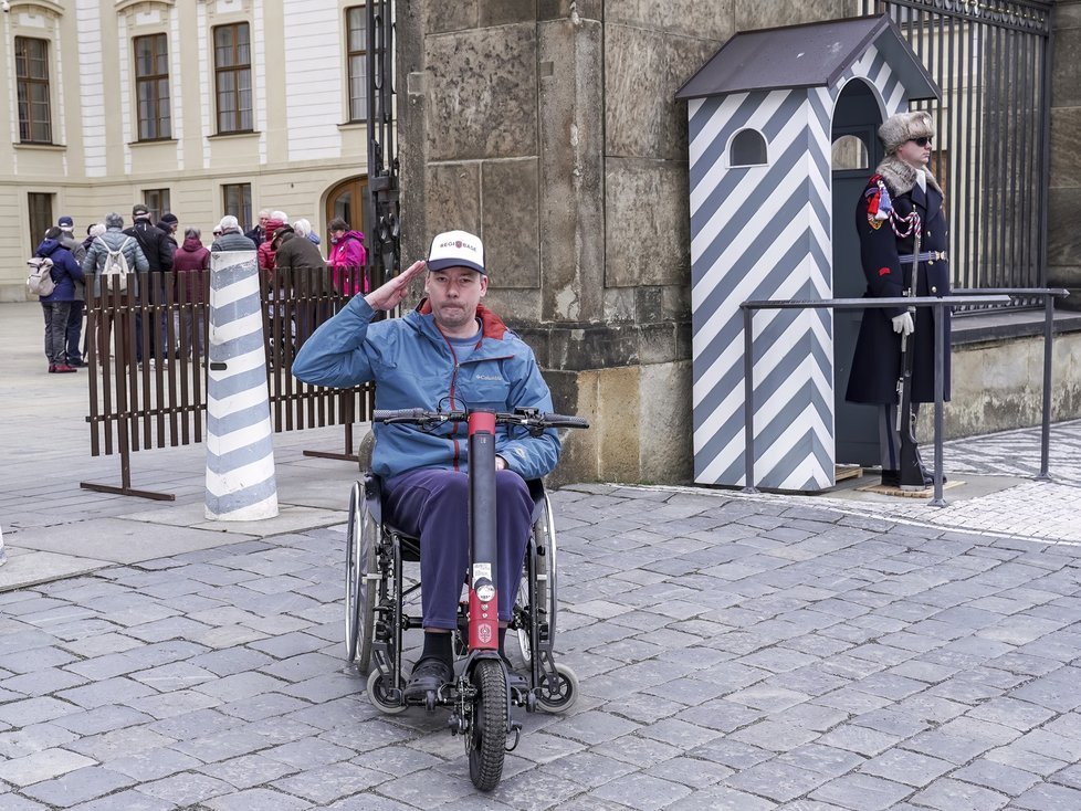 Pavel Michal byl hrdým příslušníkem Hradní stráže. Dokud jej zrádná Friedrichova ataxie neposadila na invalidní vozík. Ke své vojenské kariéře se ale doteď hrdě hlásí a s nemocí odvážně bojuje.