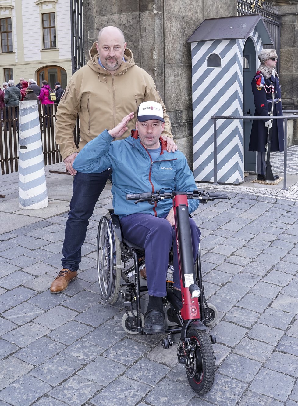 Pavel Michal byl hrdým příslušníkem Hradní stráže. Dokud jej zrádná Friedrichova ataxie neposadila na invalidní vozík. Ke své vojenské kariéře se ale doteď hrdě hlásí a s nemocí odvážně bojuje.