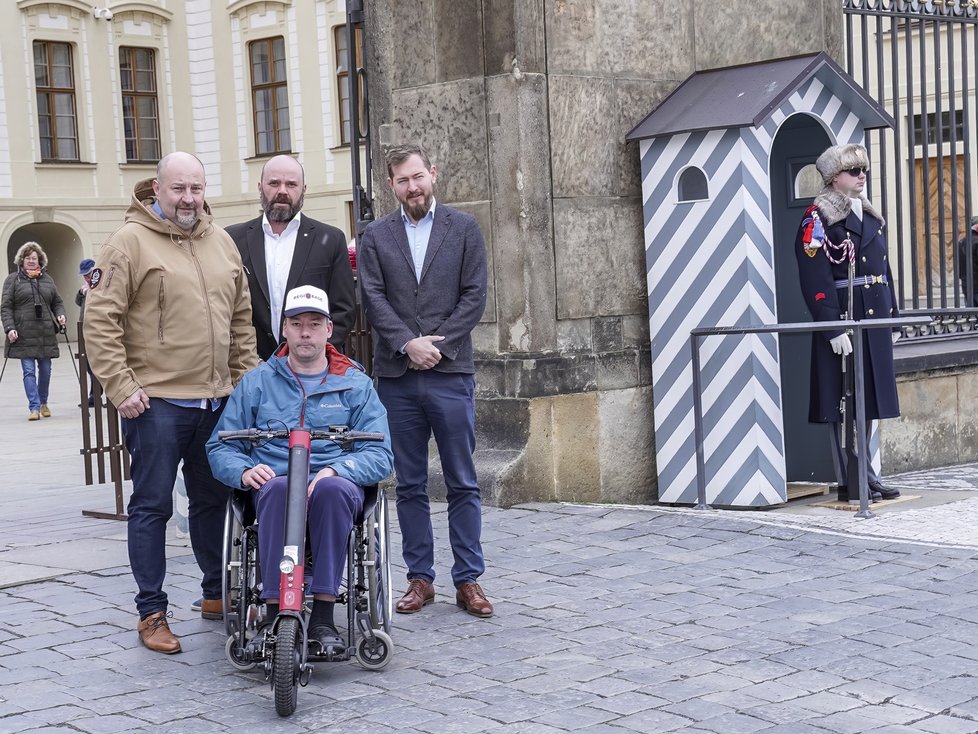 Pavel Michal byl hrdým příslušníkem Hradní stráže. Dokud jej zrádná Friedrichova ataxie neposadila na invalidní vozík. Ke své vojenské kariéře se ale doteď hrdě hlásí a s nemocí odvážně bojuje.