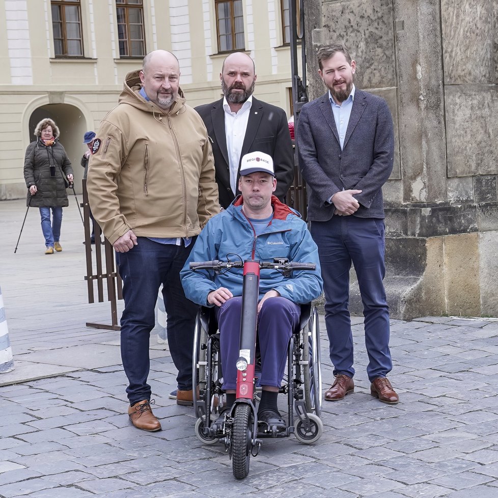 Pavel Michal byl hrdým příslušníkem Hradní stráže. Dokud jej zrádná Friedrichova ataxie neposadila na invalidní vozík. Ke své vojenské kariéře se ale doteď hrdě hlásí a s nemocí odvážně bojuje.