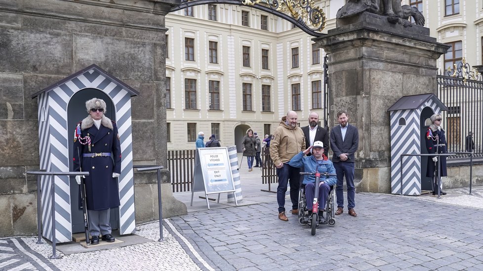 Pavel Michal byl hrdým příslušníkem Hradní stráže. Dokud jej zrádná Friedrichova ataxie neposadila na invalidní vozík. Ke své vojenské kariéře se ale doteď hrdě hlásí a s nemocí odvážně bojuje.