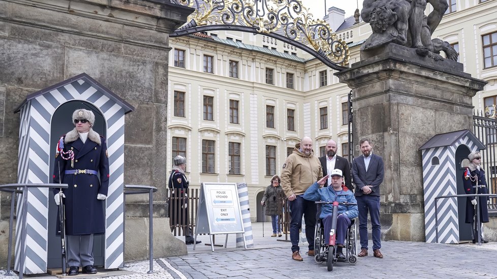 Pavel Michal byl hrdým příslušníkem Hradní stráže. Dokud jej zrádná Friedrichova ataxie neposadila na invalidní vozík. Ke své vojenské kariéře se ale doteď hrdě hlásí a s nemocí odvážně bojuje.