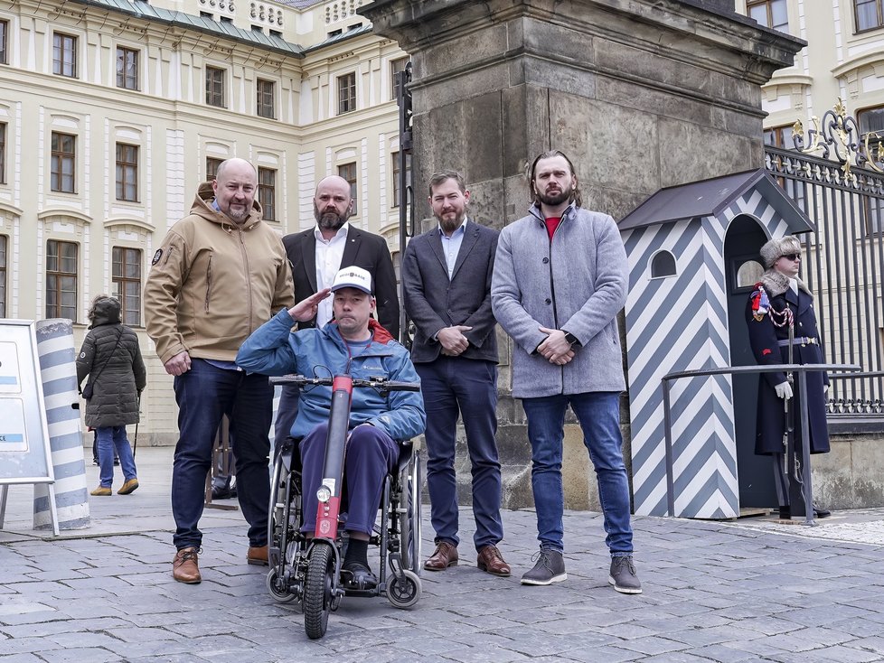 Pavel Michal byl hrdým příslušníkem Hradní stráže. Dokud jej zrádná Friedrichova ataxie neposadila na invalidní vozík. Ke své vojenské kariéře se ale doteď hrdě hlásí a s nemocí odvážně bojuje.