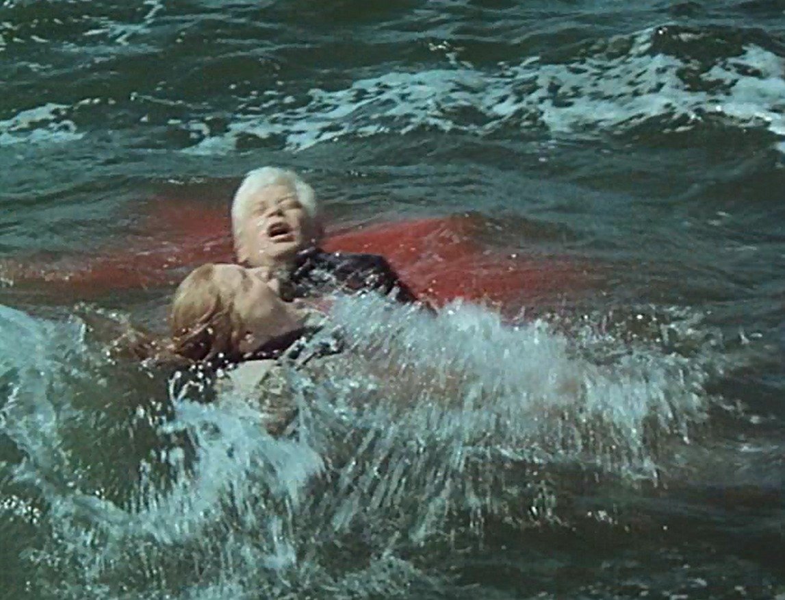 1976 Herci padají ze člunu do studeného moře... a vodou nasáklé zimníky je táhnou ke dnu!