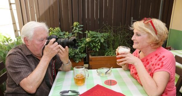 Během schůzky s fotografem Jovanem Dezortem popíjela pivo...