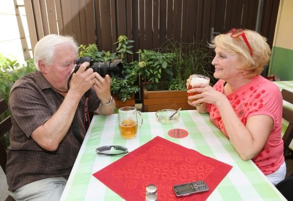 Během schůzky s fotografem Jovanem Dezortem popíjela pivo...