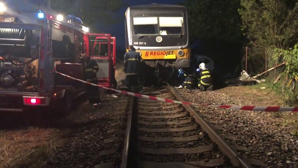 Při srážce vlaku RegioJet a auta na Slovensku zemřel řidič vozu
