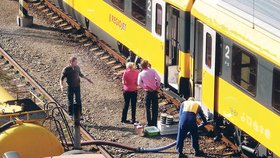 Zhruba půl metru od přepravky s jídlem vypouští obsluha fekálního vozu obsah toalet