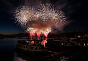 Na úvod přehradní části 25. ročníku světové přehlídky ohňostrojů RegioJet Ignis Brunensis se představili s pyromuzikálem Plameny vášně čeští ohňostrůjci sdružení pod Ignis Brunensis Team.