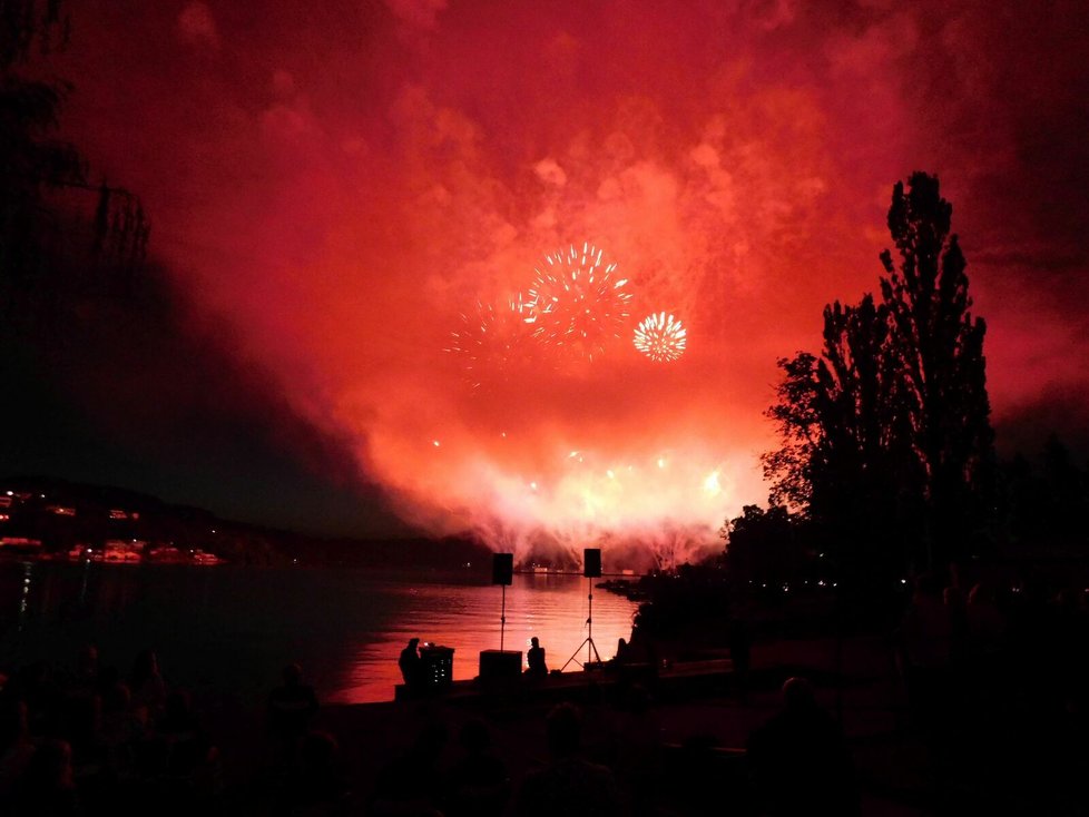 Na úvod přehradní části 25. ročníku světové přehlídky ohňostrojů RegioJet Ignis Brunensis se představili s pyromuzikálem Plameny vášně čeští ohňostrůjci sdružení pod Ignis Brunensis Team.