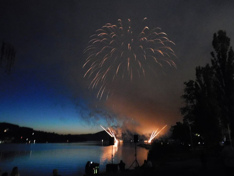 Na úvod přehradní části 25. ročníku světové přehlídky ohňostrojů RegioJet Ignis Brunensis se představili s pyromuzikálem Plameny vášně čeští ohňostrůjci sdružení pod Ignis Brunensis Team.