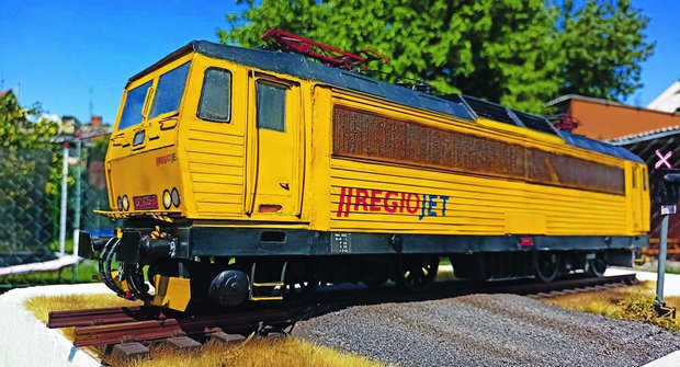 Super RC model lokomotivy RegioJet: Zázračné papírové modelářství