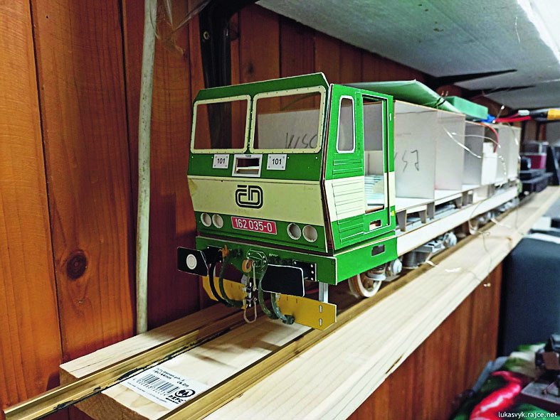 Základem modelu je originální polská stavebnice řady 162 v původním zeleném nátěru ČD