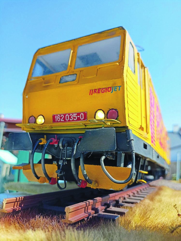 Hotový model RegioJetu je téměř k nerozeznání od reálné lokomotivy
