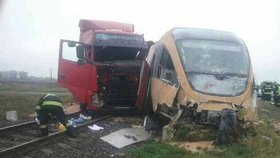 RegioJet se u Komárna srazil s kamionem.