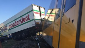 Vlak RegioJet se na jihu Slovenska srazil na přejezdu s kamionem.