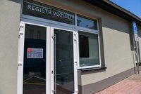 Zásah v registru vozidel v Nuslích: Policie zadržela člověka podezřelého z korupce