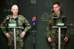 Generální ředitel Vojenského štábu EU Michiel van der Laan a náčelník Generálního štábu AČR Karel Řehka na tiskové konferenci, 22. února 2024