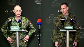 Generální ředitel Vojenského štábu EU Michiel van der Laan a náčelník Generálního štábu AČR Karel Řehka na tiskové konferenci, 22. února 2024