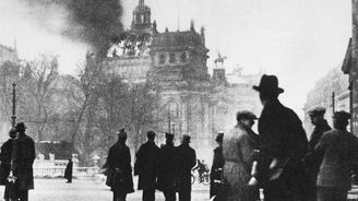 Před 85 lety shořel berlínský Reichstag. Požár symbolu německé demokracie znamenal i její pád