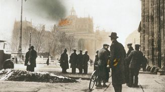 OBRAZEM: Před pětaosmdesáti lety vyhořel berlínský Reichstag. O žháři stále panují pochybnosti