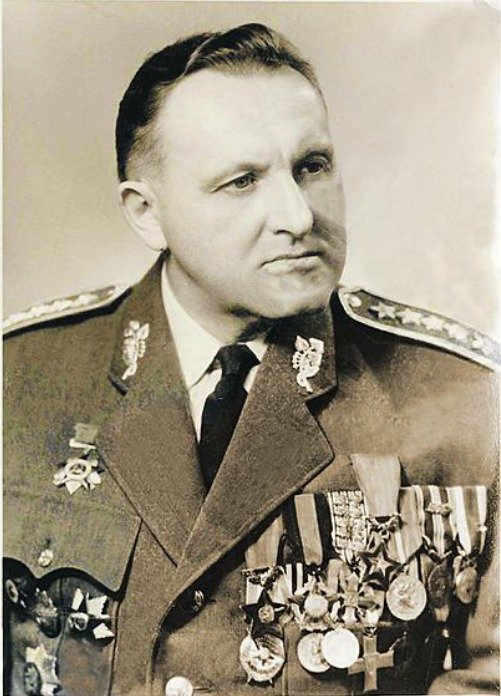Bedřich Reicin. Byl agent sovětské NKVD a velitel obranného zpravodajství, náměstek ministra obrany, divizní generál. Má na svědomí vykonstruované procesy s generály Heliodorem Píkou, Karlem Janouškem a Karlem Kutlvašrem a mimo jiné také Josefem Pohlem.