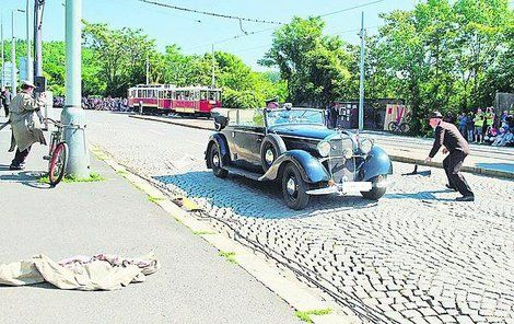 PRAHA, Zenkova ulice! Událost z 27. května 1942 byla přesně zrekonstruována. Střelec Gabčík odhazuje samopal, který selhal, Kubiš vrhá bombu, která se Heydrichovi stává osudnou.