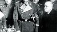 Říšský protektor Heydrich si prohlíží české korunovační klenoty