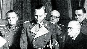 Říšský protektor Heydrich si prohlíží české korunovační klenoty