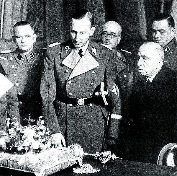 Říšský protektor Heydrich si prohlíží české korunovační klenoty.