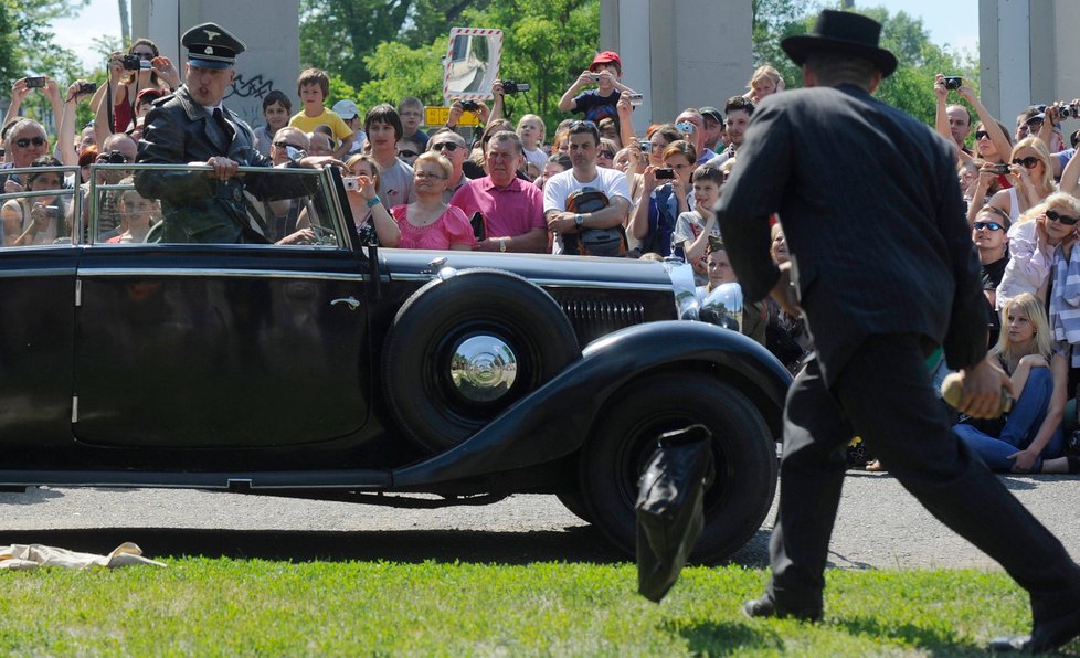 Heydricha smrtelně zranil až granát, který pod auto hodil Jan Kubiš.