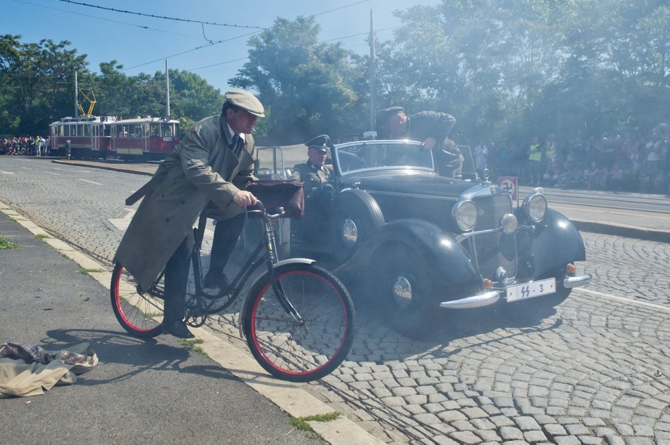 Rekonstrukce atentátu na protektora Heydricha. Jako reakci na atentát nacisté 10. června 1942 vypálili Lidice.